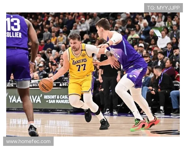 凯斯勒强势突破防守转身上篮打板成功展示力量与技巧 凯斯勒强势突破防守转身上篮打板成功展示力量与技巧