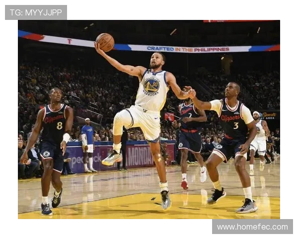 勇士主场大胜快船展现强势实力 全队攻防均衡演绎精彩胜利