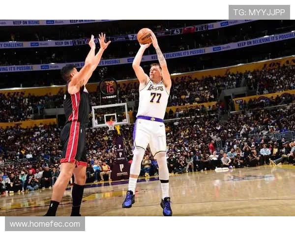 东契奇训练时单脚投三分球10米远险些命中引发里夫斯惊叹